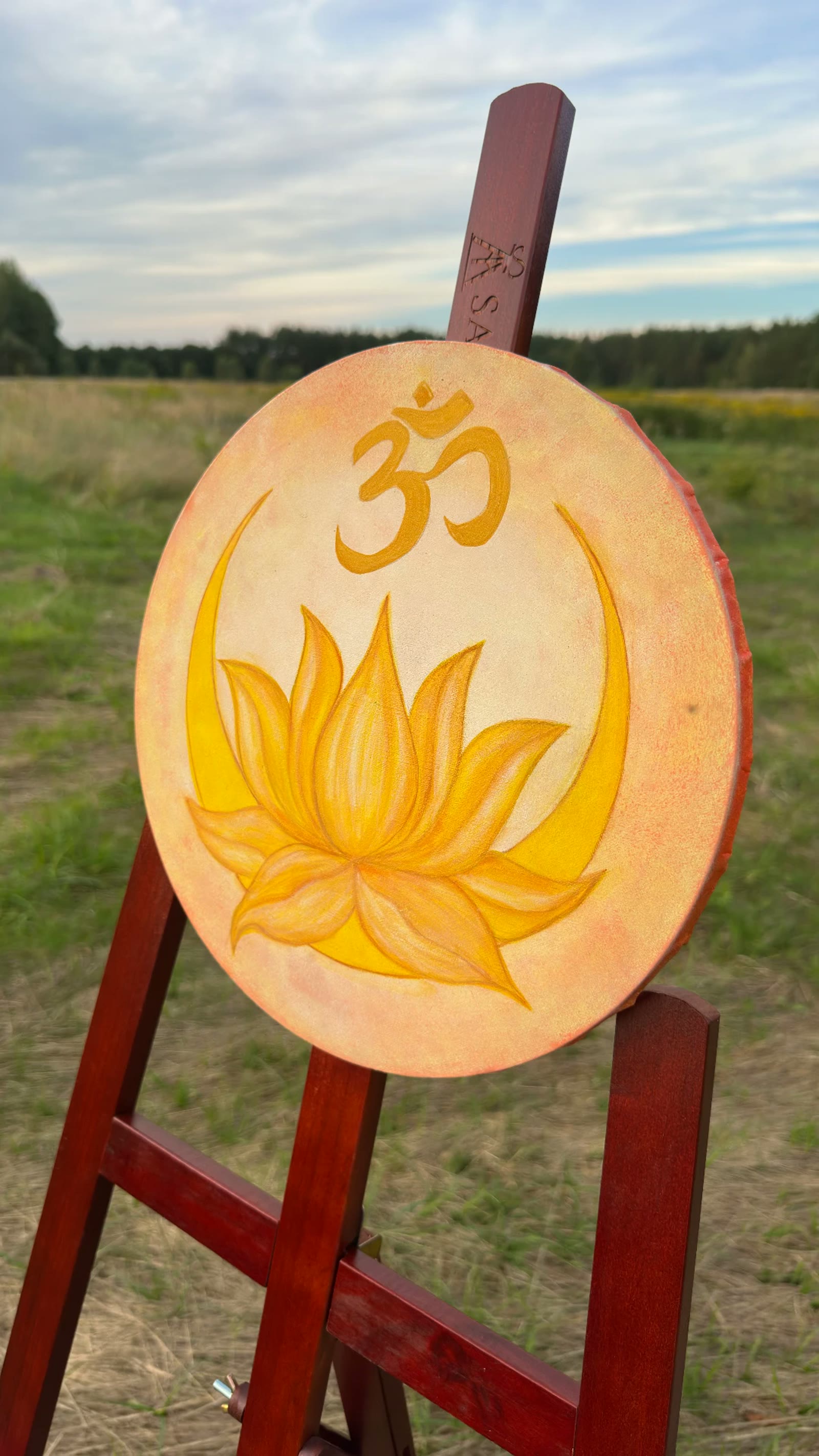Om ir lotoso mandala iš šono, lauke