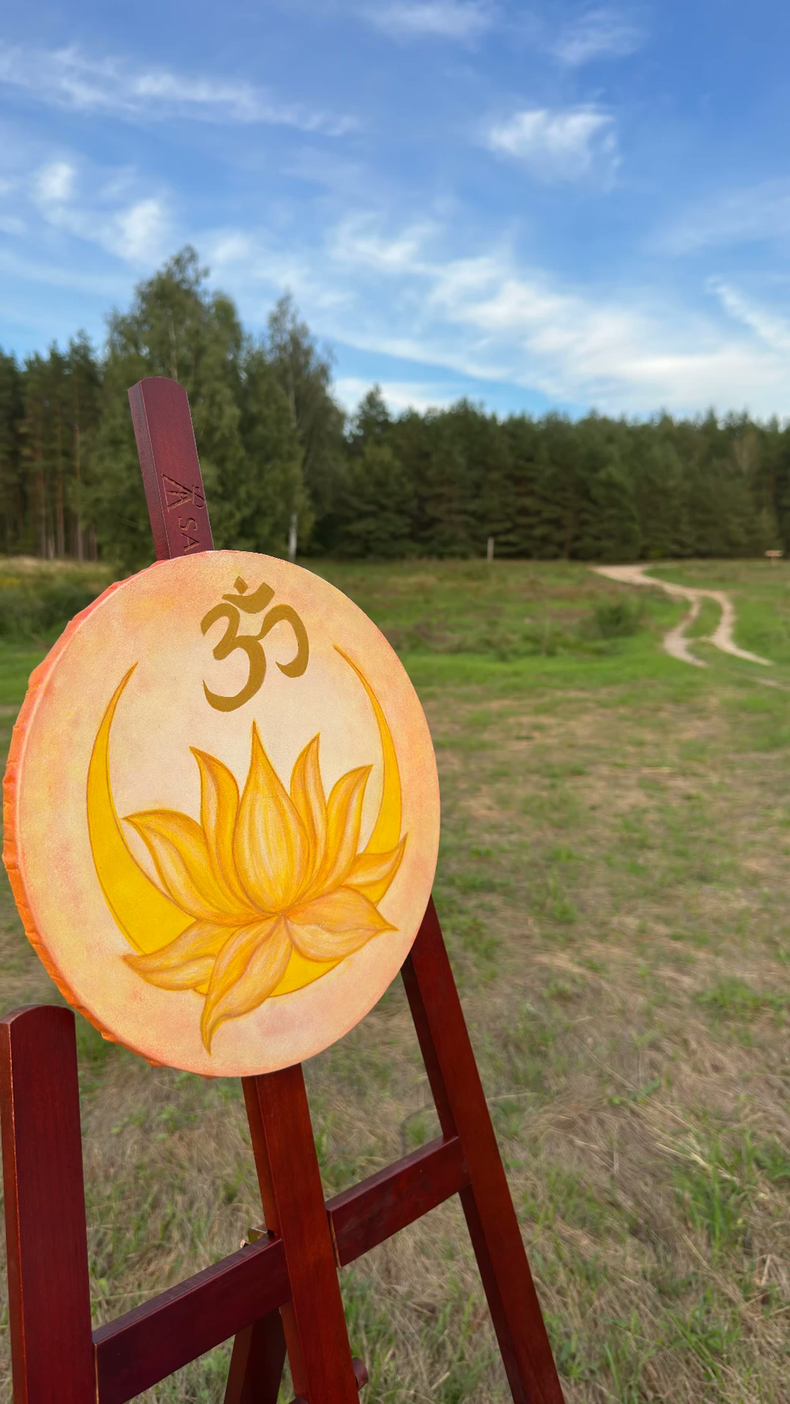Om ir lotoso mandala pievoje prie miško
